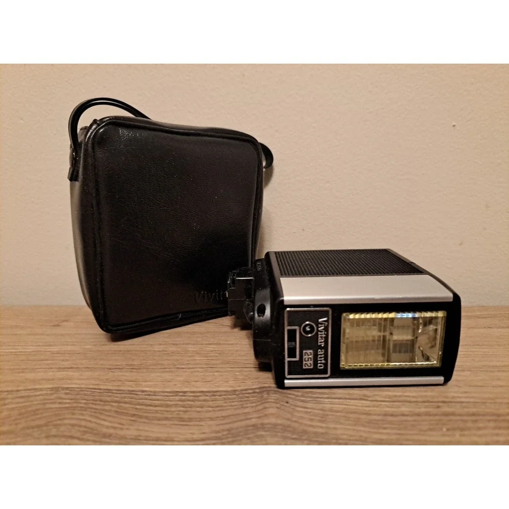 Vintage Vivitar Auto 252 Camera Flash With Case - UNTESTED